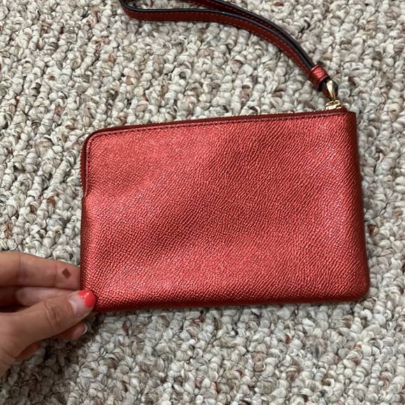 COACH CORNER ZIP WRISTLET (F21070)
METALLIC CURRANT/LIGHT GOLD - Picture 6 of 9